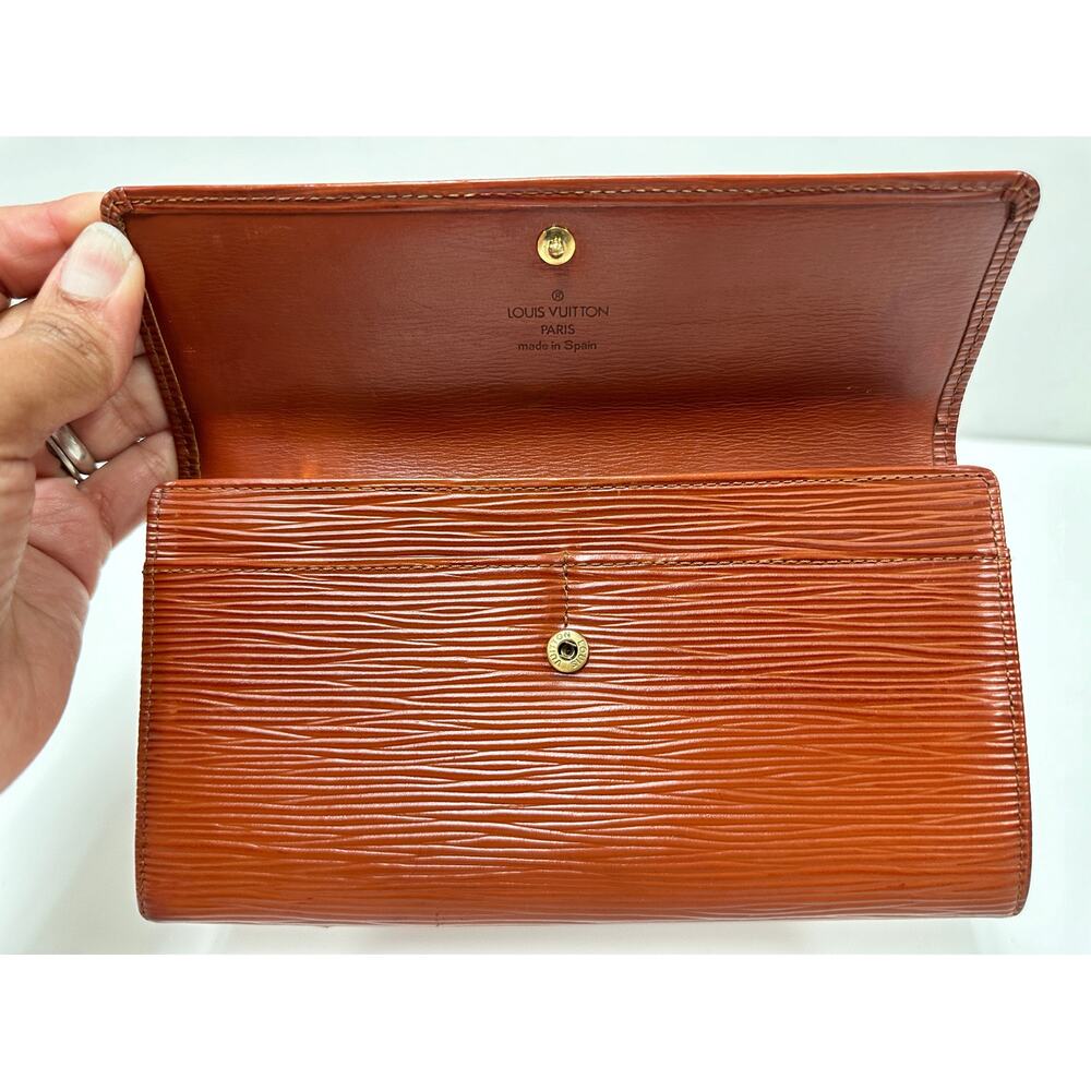 Authentic Vintage Louis Vuitton EPI Leather Long Wallet - Picture 7 of 13
